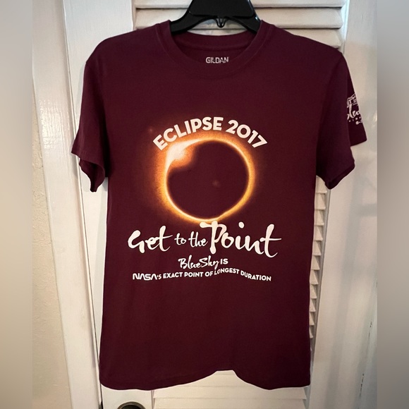 Solar Eclipse 2017 Novelty Tee by Gildan - Picture 1 of 4